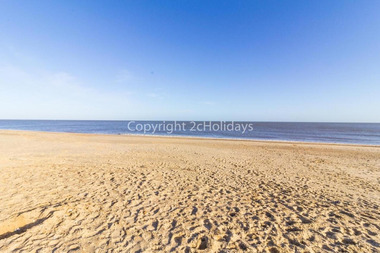 7 Berth Chalet In Hemsby In Norfolk By The Beautiful Golden Beach Ref 18165B Villa Exterior photo