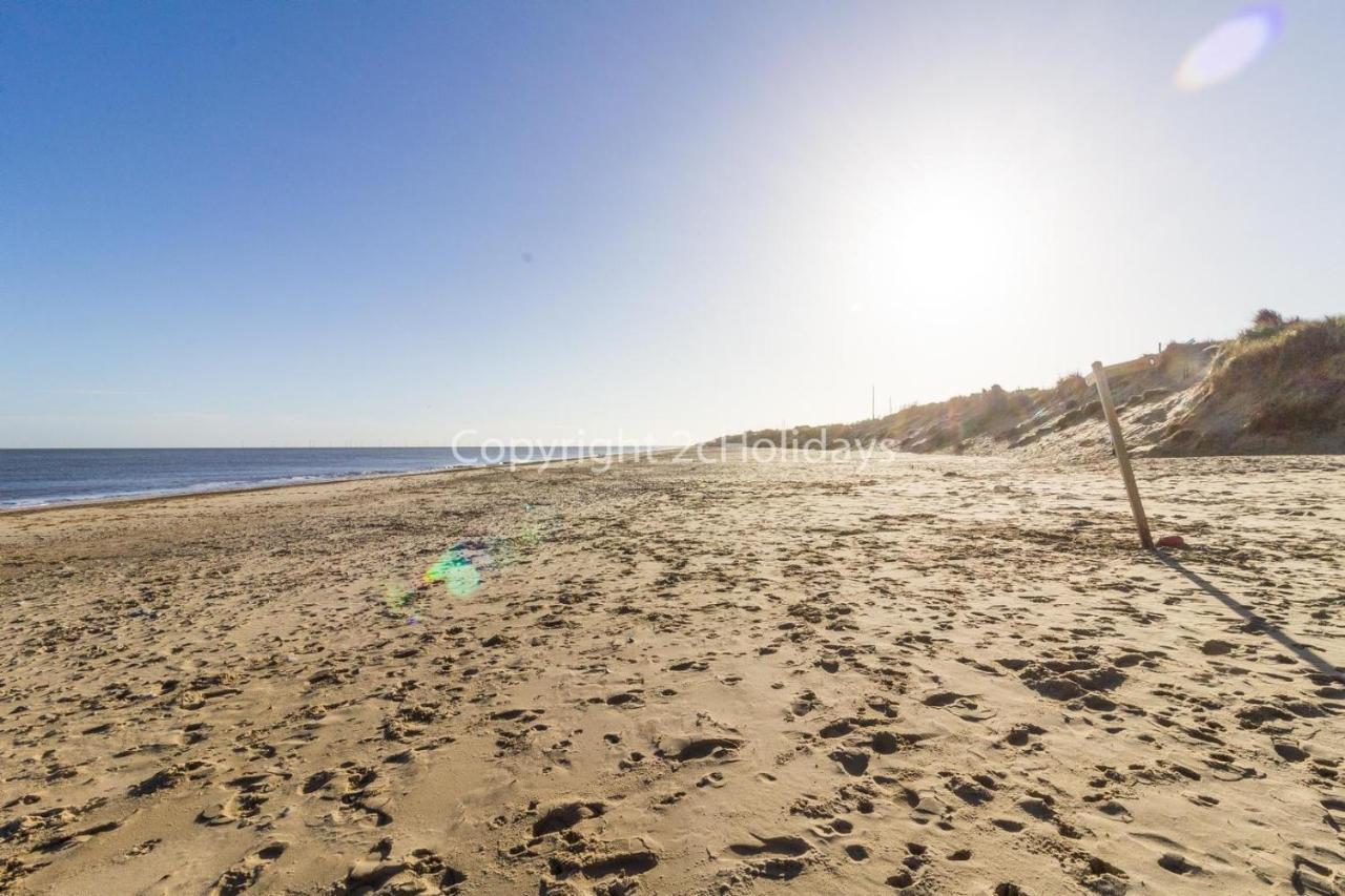 7 Berth Chalet In Hemsby In Norfolk By The Beautiful Golden Beach Ref 18165B Villa Exterior photo